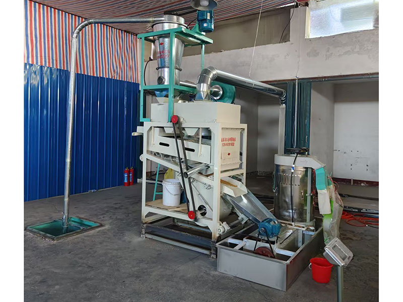 小型面粉機(jī)械加工的過程中是流水線式的，幾乎不需要人工的參與